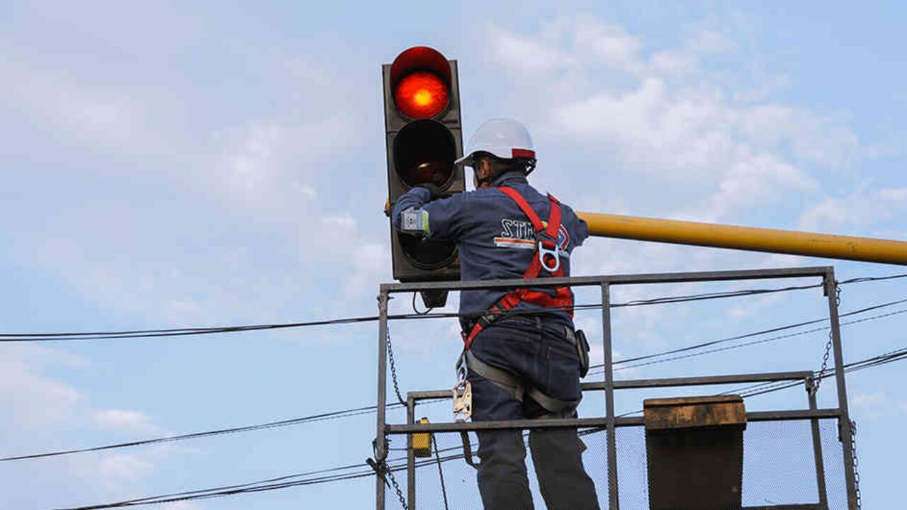 Los semáforos de la ciudad se están modernizando con dispositivos de última tecnología.