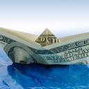 Barco de dólar de papel en el agua