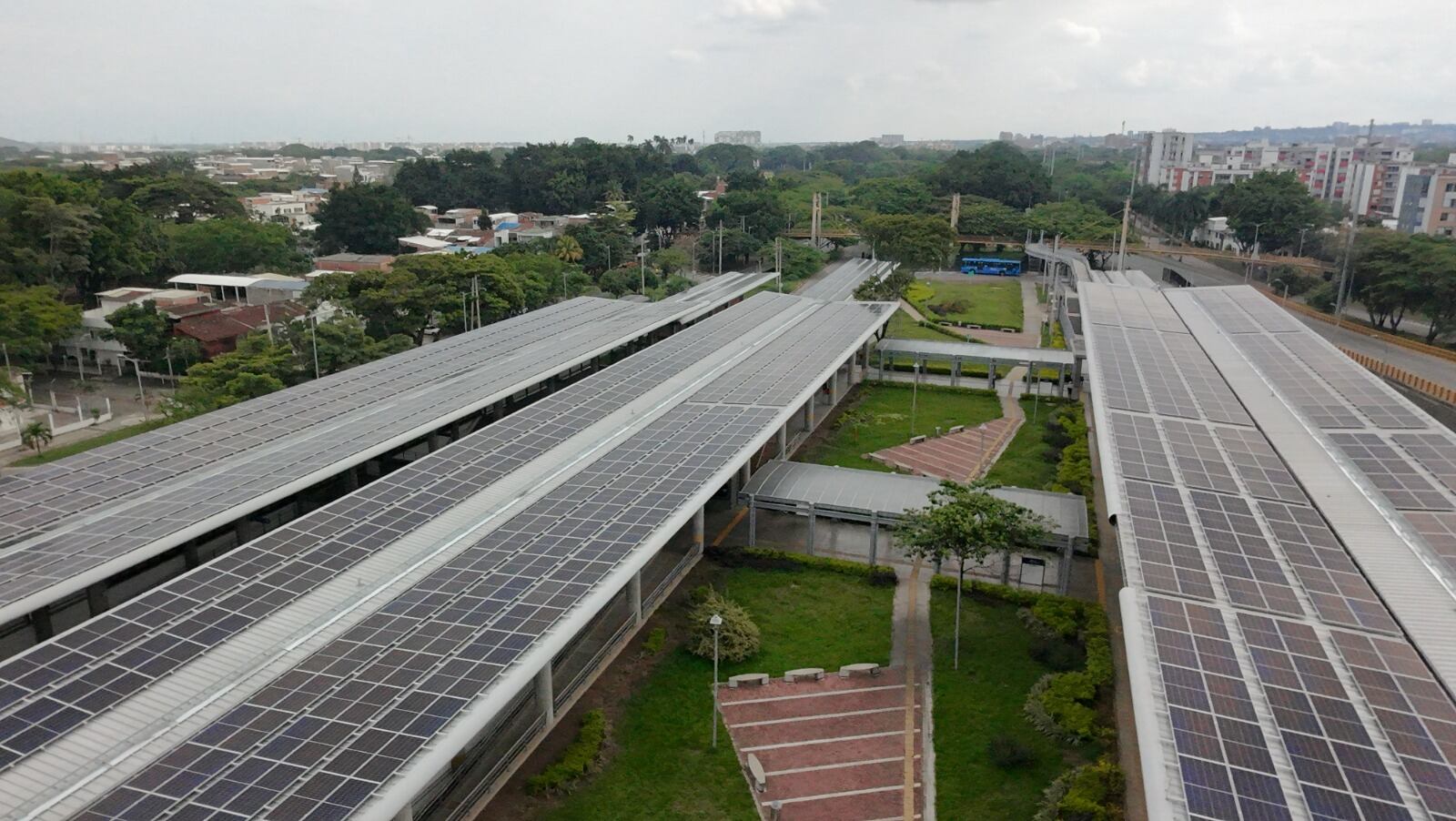 Granja solar instalada en una estación del MIO en Cali