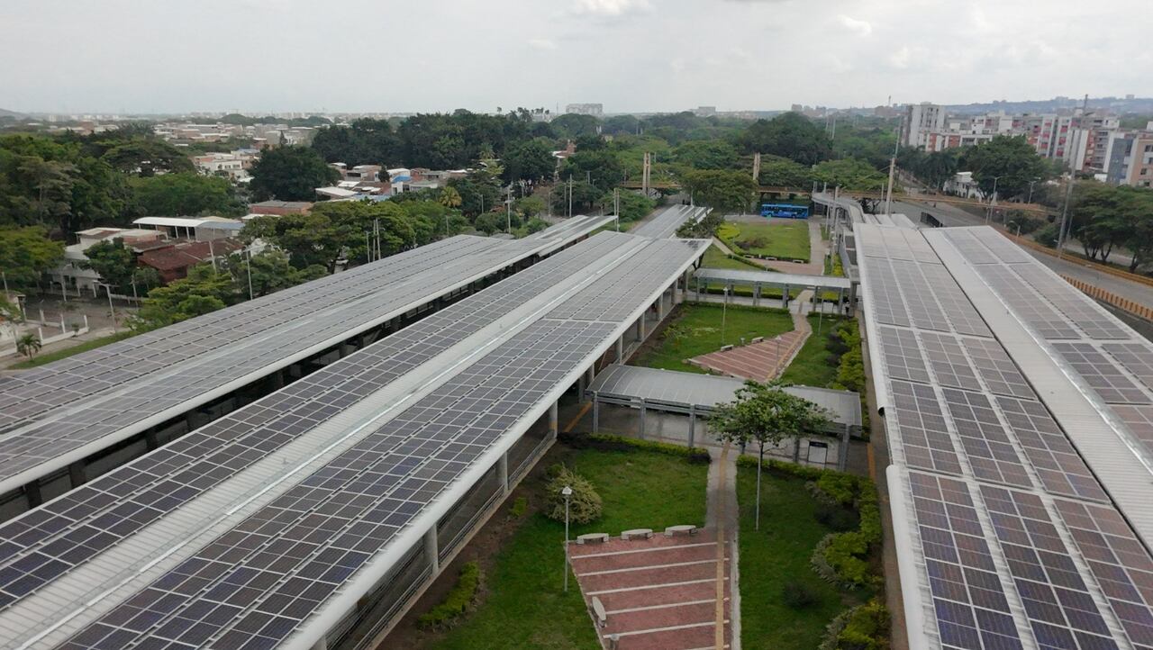 Granja solar instalada en una estación del MIO en Cali