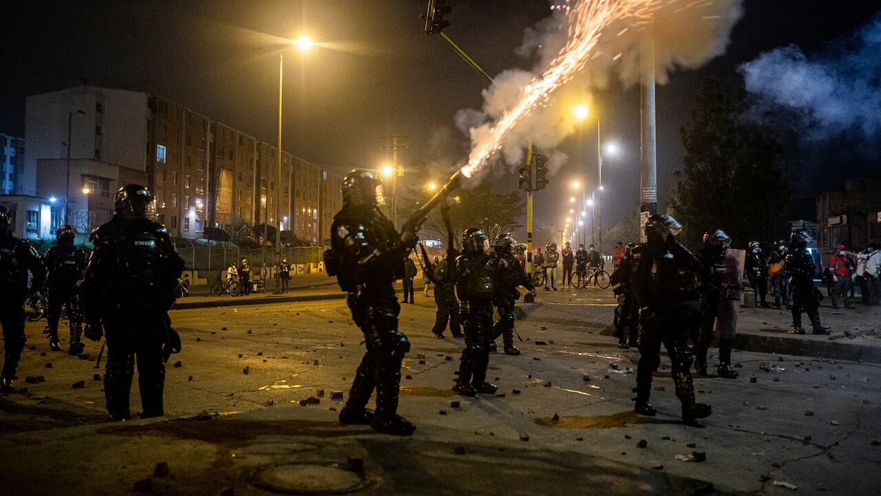 Portal Américas. Noche del día 24 de Paro Nacional en Colombia.
PORTAL RESISTENCIA
BOGOTÁ
PRIMERA LINEA ESMAD
FOTO: ESTEBAN VEGA LA-ROTTA
21 DE MAYO DE 2021
REVISTA SEMANA