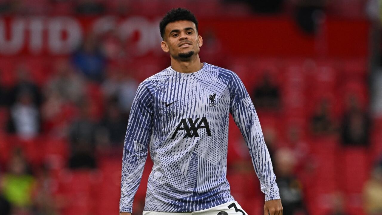 El mediocampista colombiano del Liverpool Luis Díaz calienta antes del partido de fútbol de la Premier League inglesa entre el Manchester United y el Liverpool en Old Trafford en Manchester, noroeste de Inglaterra, el 22 de agosto de 2022. (Foto de Paul ELLIS / AFP) /