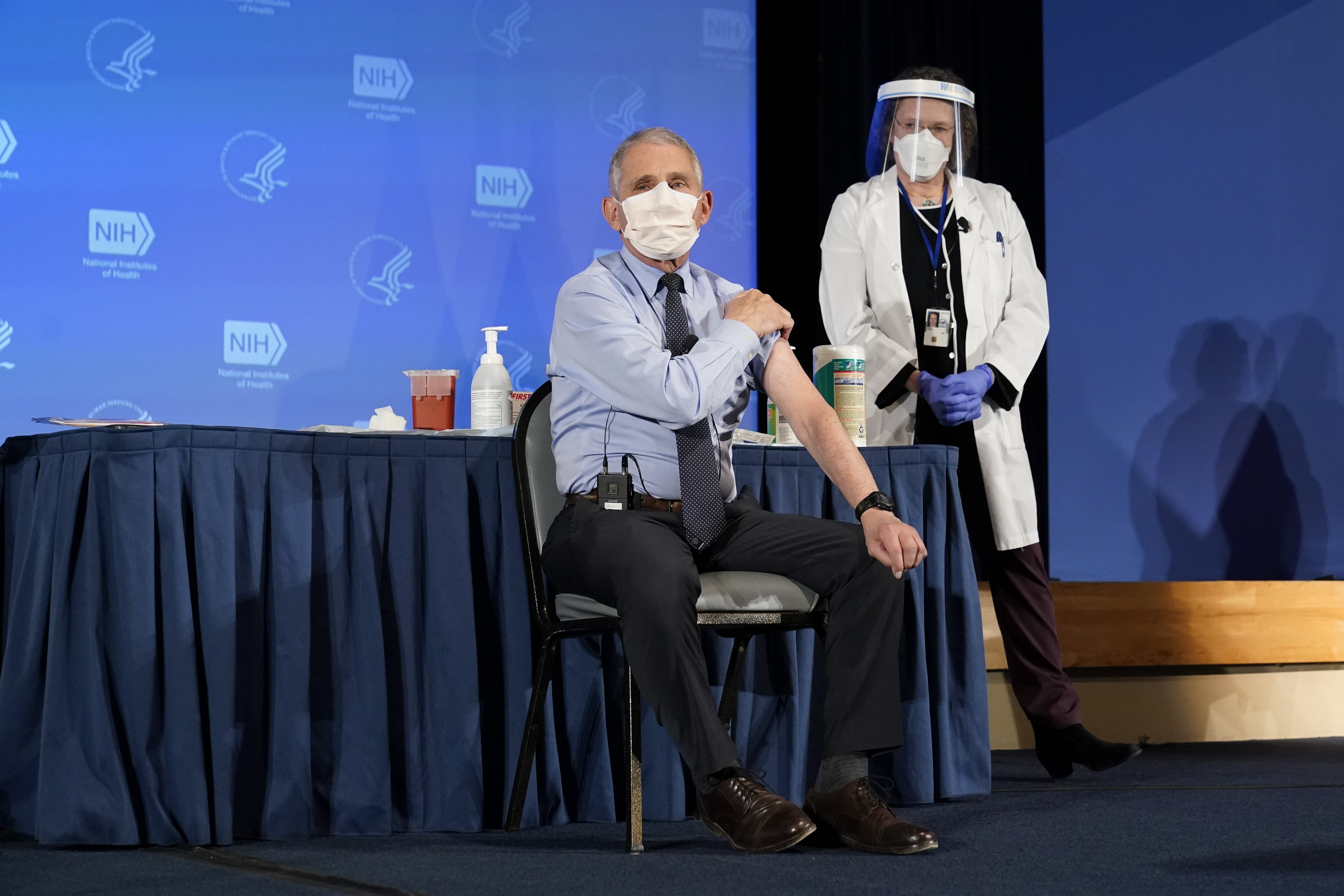 Anthony Fauci recibe vacuna contra covid-19