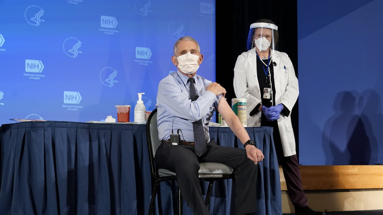 Anthony Fauci recibe vacuna contra covid-19