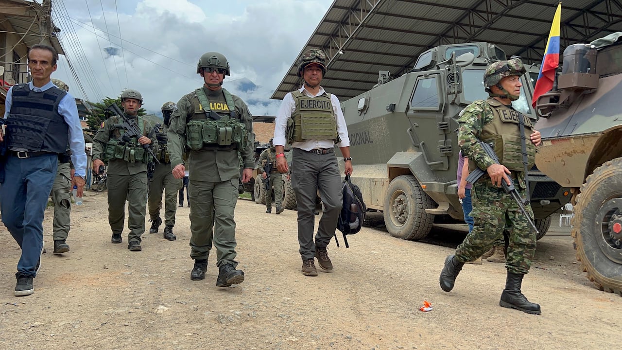 Policía Nacional, Fuerzas Militares y representantes del Gobierno caminaron por las calles de El Plateado, en el Cauca.