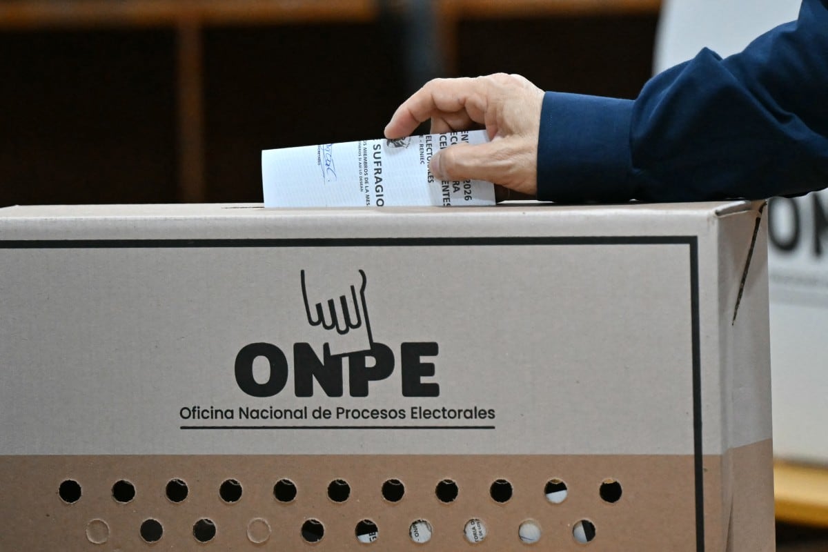 Un hombre emite su voto durante la segunda vuelta de las elecciones presidenciales en Lima el 7 de junio de 2026.