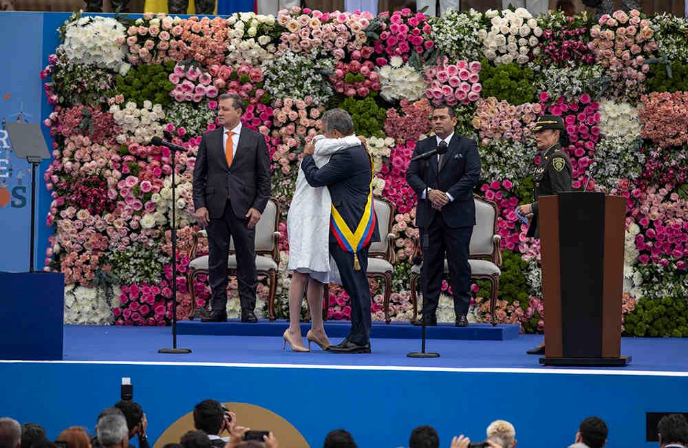 Marta Lucía Ramírez abraza al presidente Iván Duque. Foto: Esteban Vega / SEMANA 