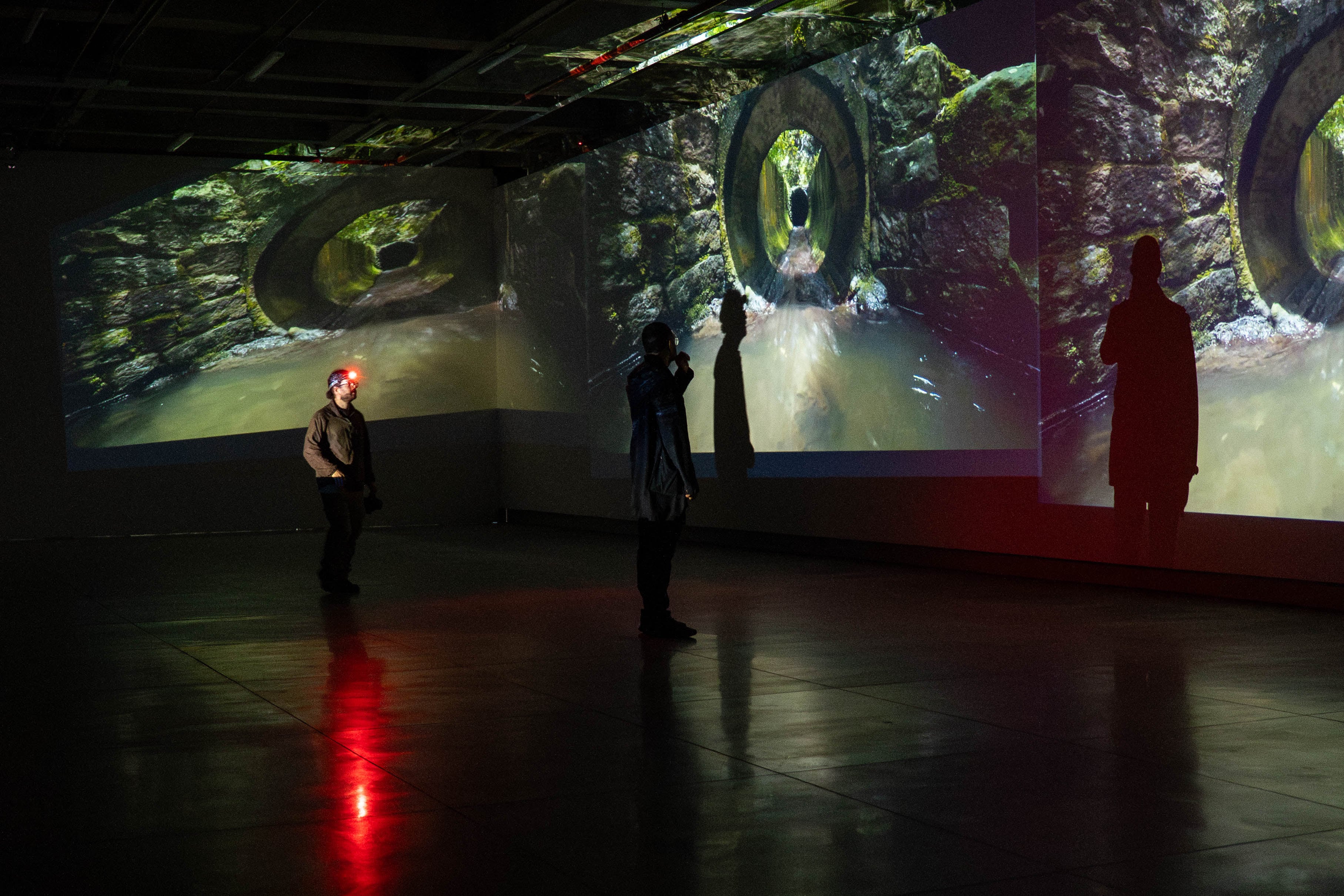 Mauricio Carmona Rivera presenta 'Katabasis' en la Galería Santa Fe. La exposición, que explora ríos subterráneos de Bogotá y Medellín, estará abierta al público del 4 de junio al 16 de agosto.