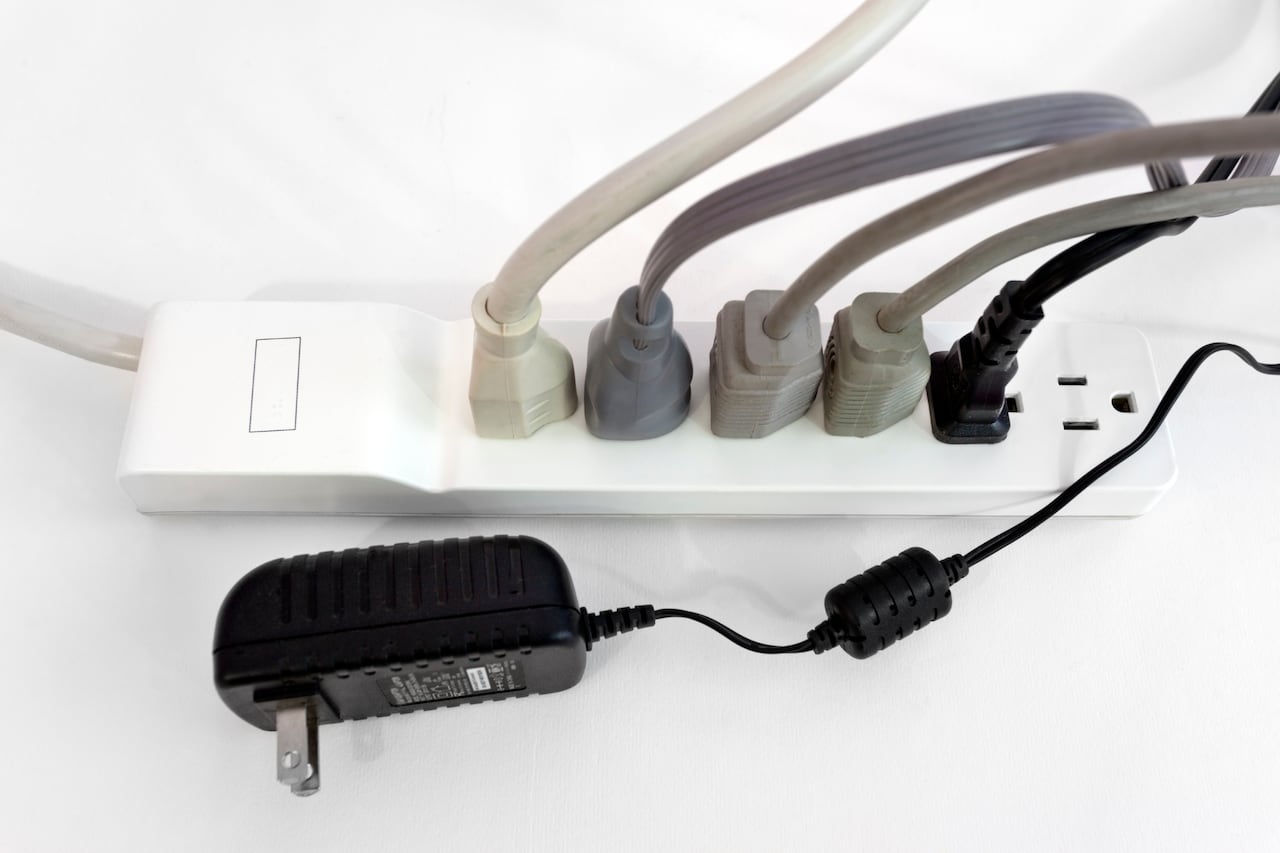 Cuando la demanda de energía supera la capacidad de electricidad para un circuito, se produce una sobrecarga eléctrica.
