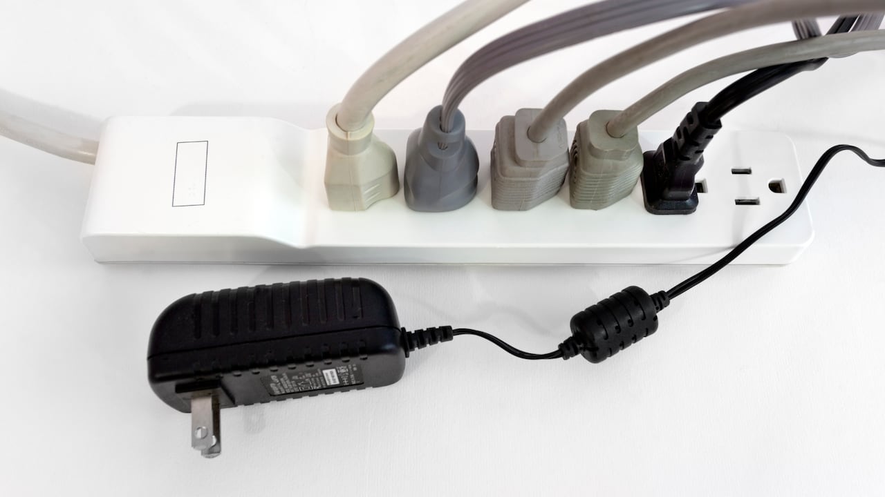 Cuando la demanda de energía supera la capacidad de electricidad para un circuito, se produce una sobrecarga eléctrica.