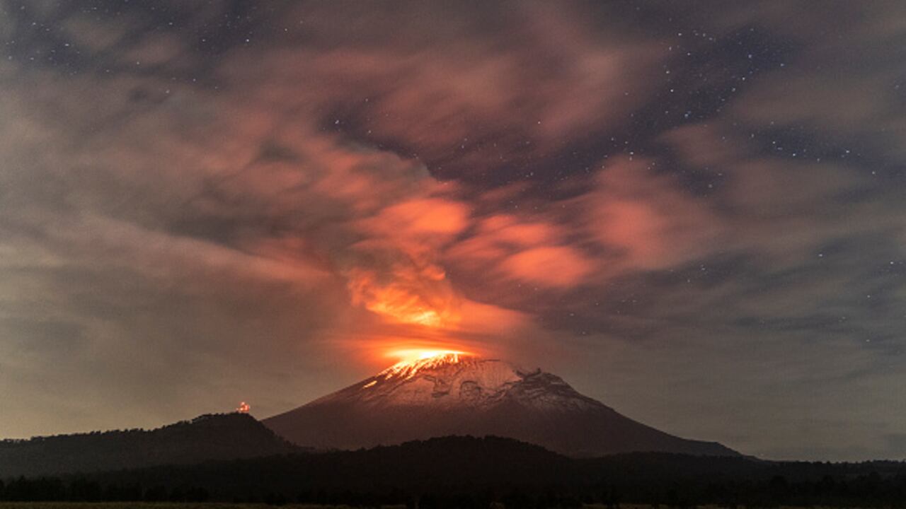 Las autoridades mexicanas elevaron el nivel de alerta para el volcán Popocatépetl (centro), ante una creciente actividad que podría afectar la aviación y a poblaciones incluso alejadas por el lanzamiento de fragmentos. (Photo by Cristopher Rogel Blanquet/Getty Images)