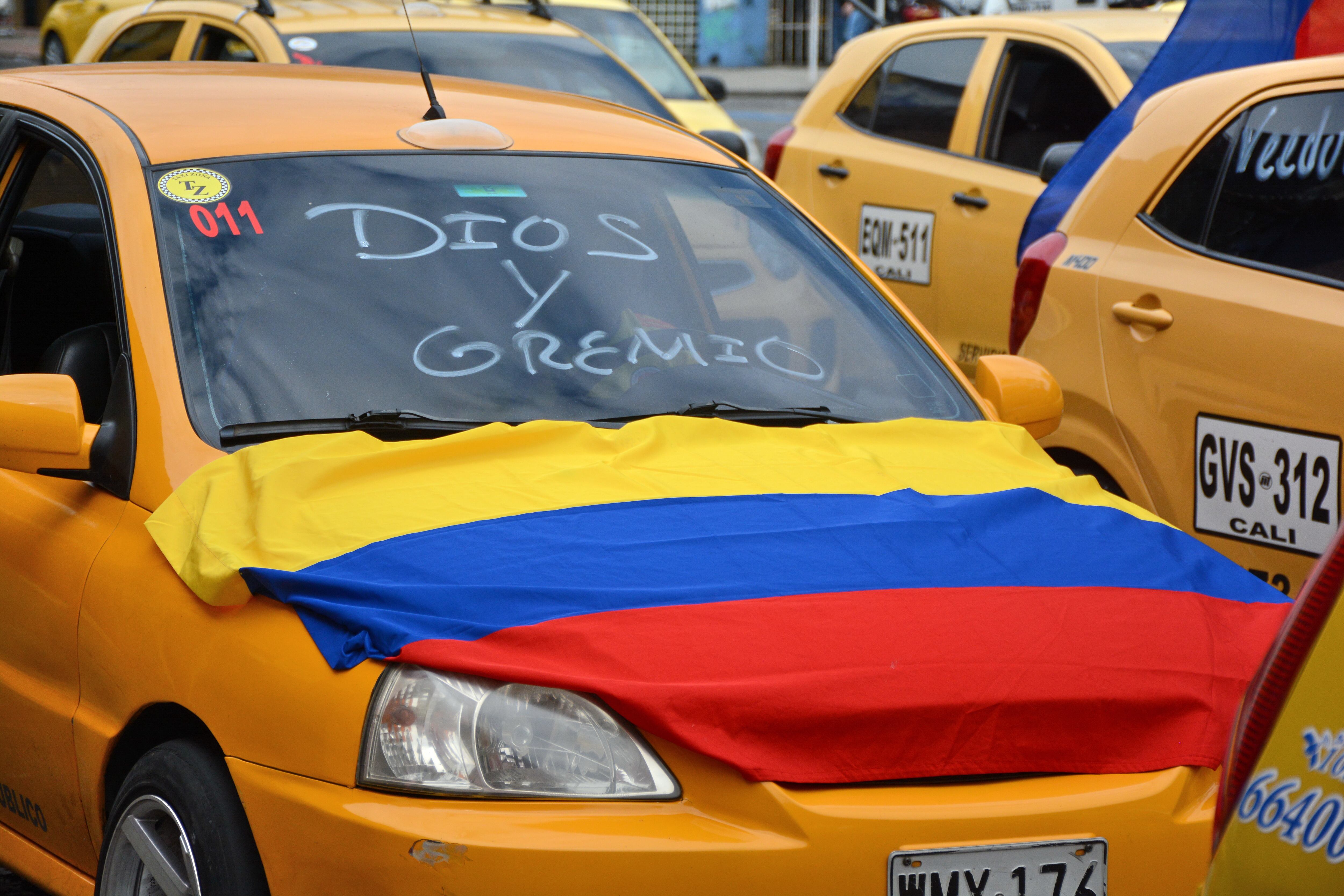 Gremio de taxistas en Cali, se moviliza como parte de la conmemoración del llamado ‘J23’, una fecha simbólica que representa su lucha, en el marco de sus exigencias frente al transporte informal, seguridad y vias en mal estado. Foto Jorge Orozco