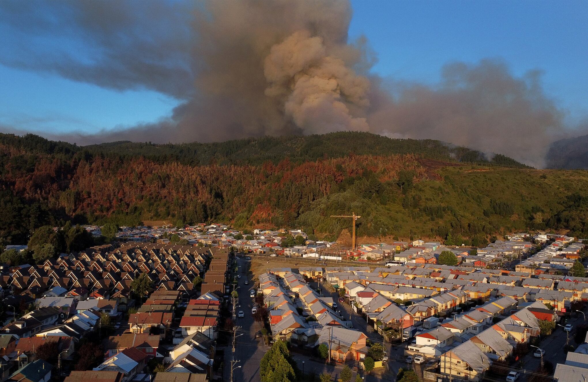 En imágenes : Chile lucha contra los incendios forestales más mortíferos registrados.