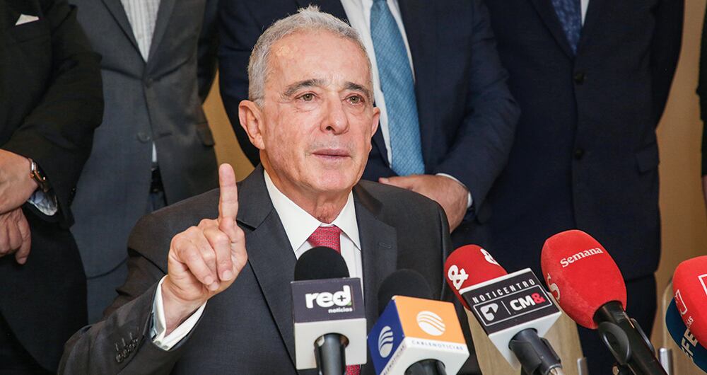 El expresidente Álvaro Uribe expuso lo que denominó las 23 pruebas del montaje en su contra. La audiencia, que continuará el lunes, duró cerca de 12 horas.