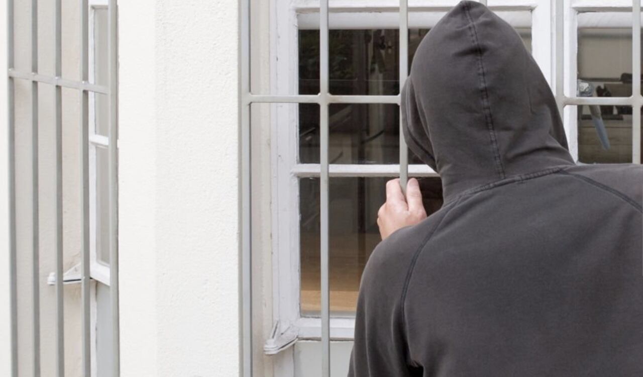 Los delincuentes pasaron varias veces por la casa de la víctima, lo cual causó sospechas