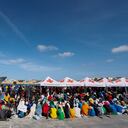 Los migrantes esperan ser trasladados desde la isla de Lampedusa al continente, el viernes 15 de septiembre de 2023. Lampedusa, que está más cerca de África que el continente italiano, se ha visto abrumada esta semana por miles de personas que esperan llegar a Europa desde Túnez, que ha reemplazado a Libia como la principal base de operaciones para las operaciones de tráfico de migrantes en el Mediterráneo. (Cecilia Fabiano/LaPresse vía AP)