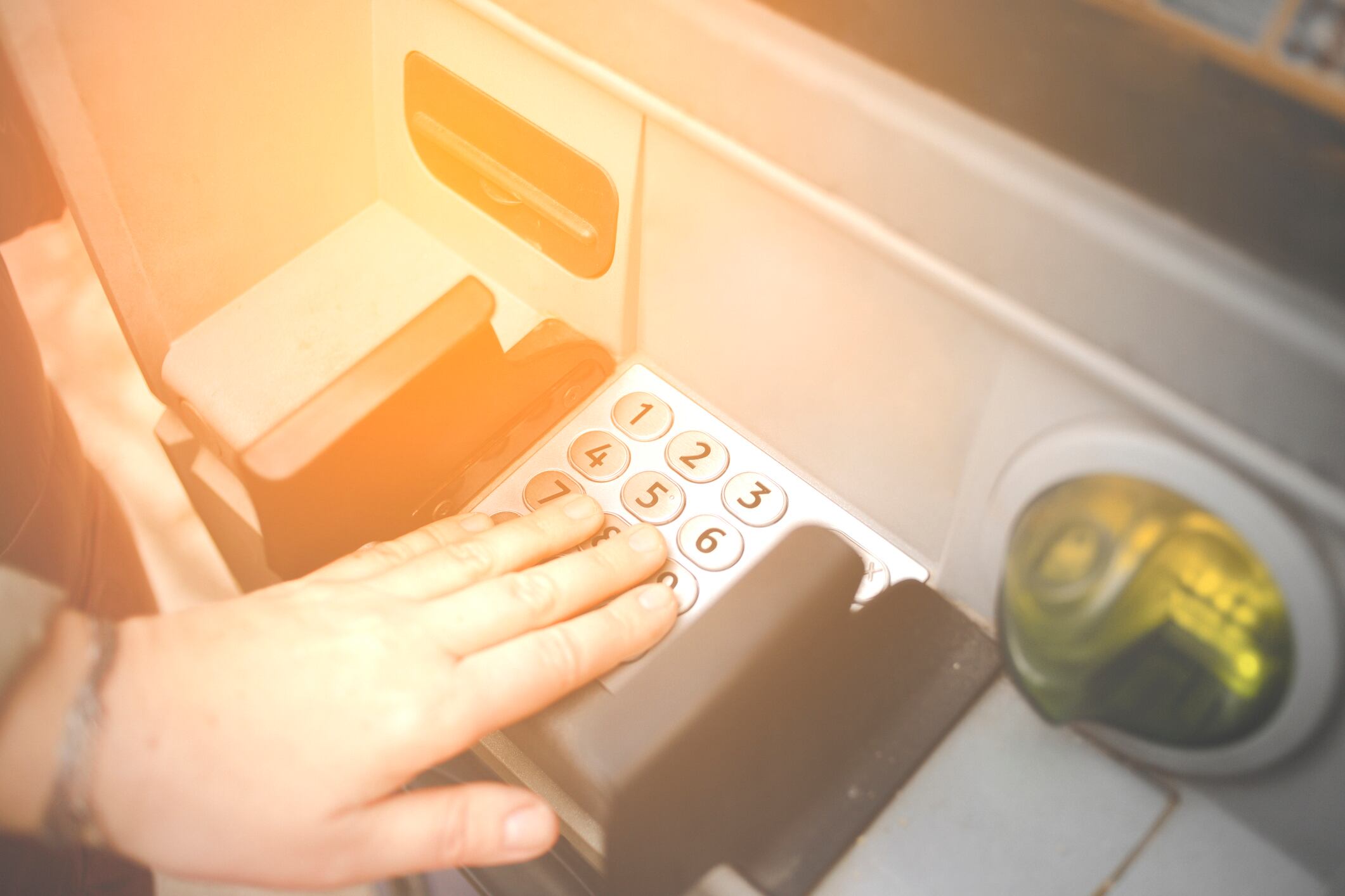 Dispositivos diminutos se esconden en el cajero para captar la clave digitada.