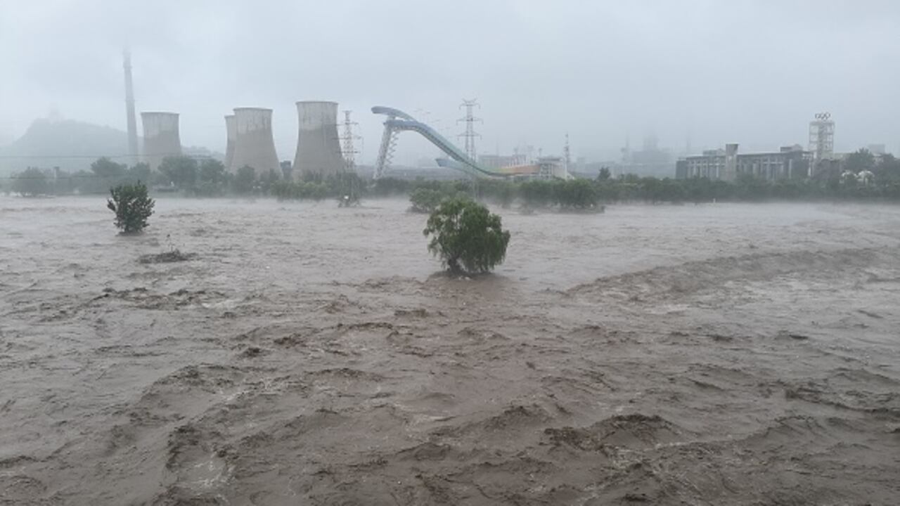 Panorama en el puente Shougang, en Beijing, tras las fuertes lluvias que han azotado China en días recientes.