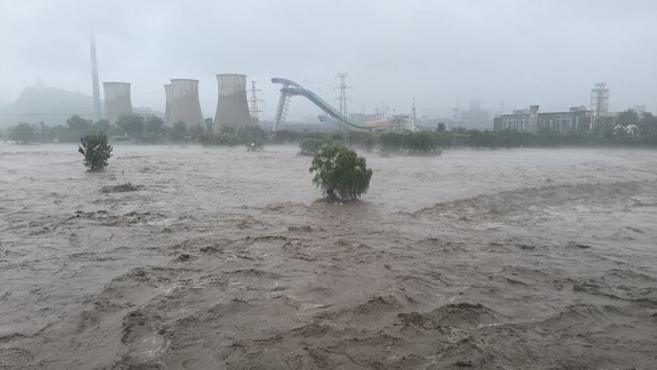 Panorama en el puente Shougang, en Pekín, tras las fuertes lluvias que han azotado China en días recientes.
