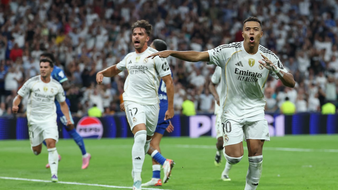 El delantero francés #10 del Real Madrid, Kylian Mbappé, celebra el segundo gol de su equipo desde el punto de penalti durante el partido de la primera jornada de la primera ronda de la UEFA Champions League entre el Real Madrid CF y el Olympique de Marsella en el estadio Santiago Bernabéu de Madrid el 16 de septiembre de 2025. (Foto de Thomas COEX / AFP)
