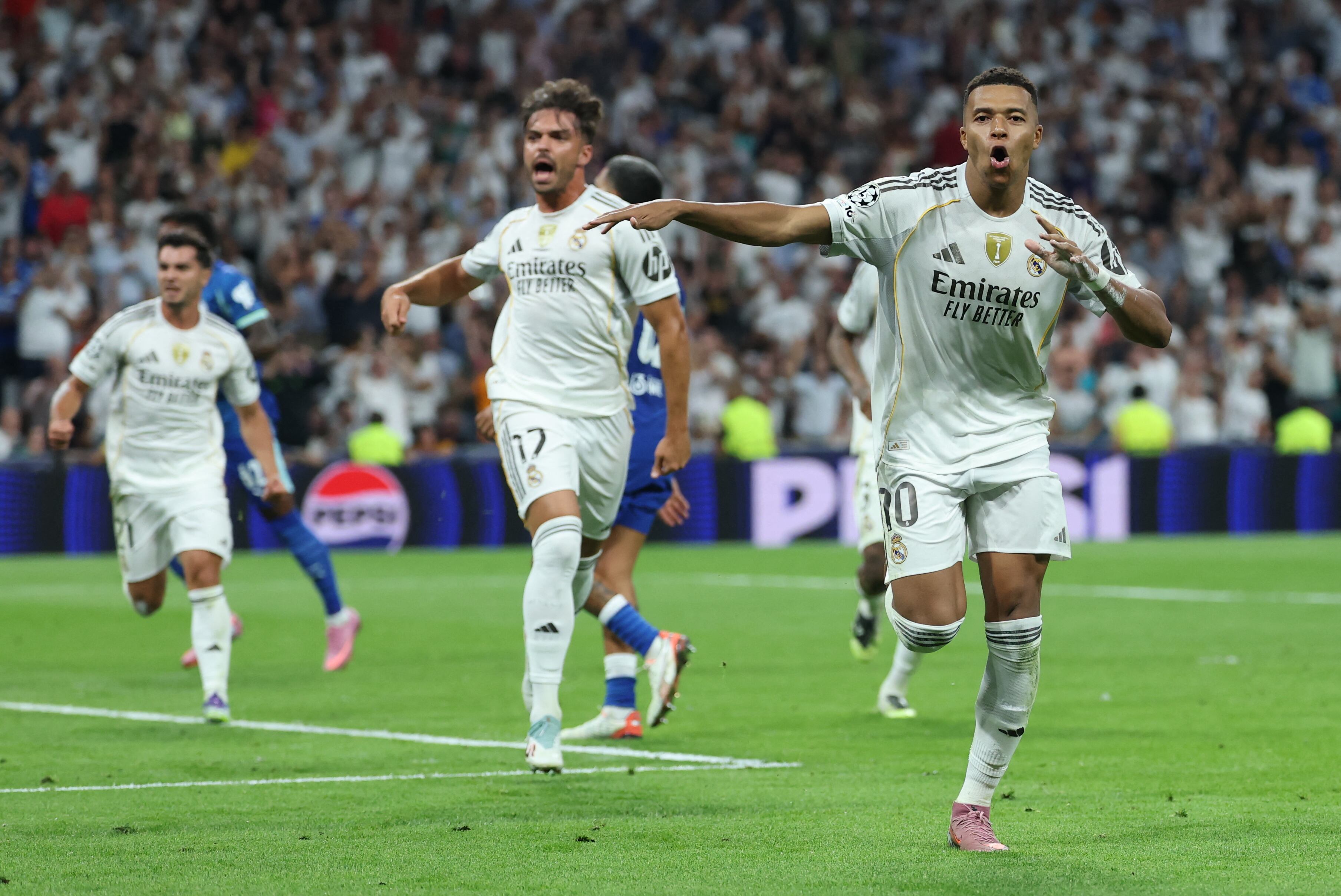 El delantero francés #10 del Real Madrid, Kylian Mbappé, celebra el segundo gol de su equipo desde el punto de penalti durante el partido de la primera jornada de la primera ronda de la UEFA Champions League entre el Real Madrid CF y el Olympique de Marsella en el estadio Santiago Bernabéu de Madrid el 16 de septiembre de 2025. (Foto de Thomas COEX / AFP)