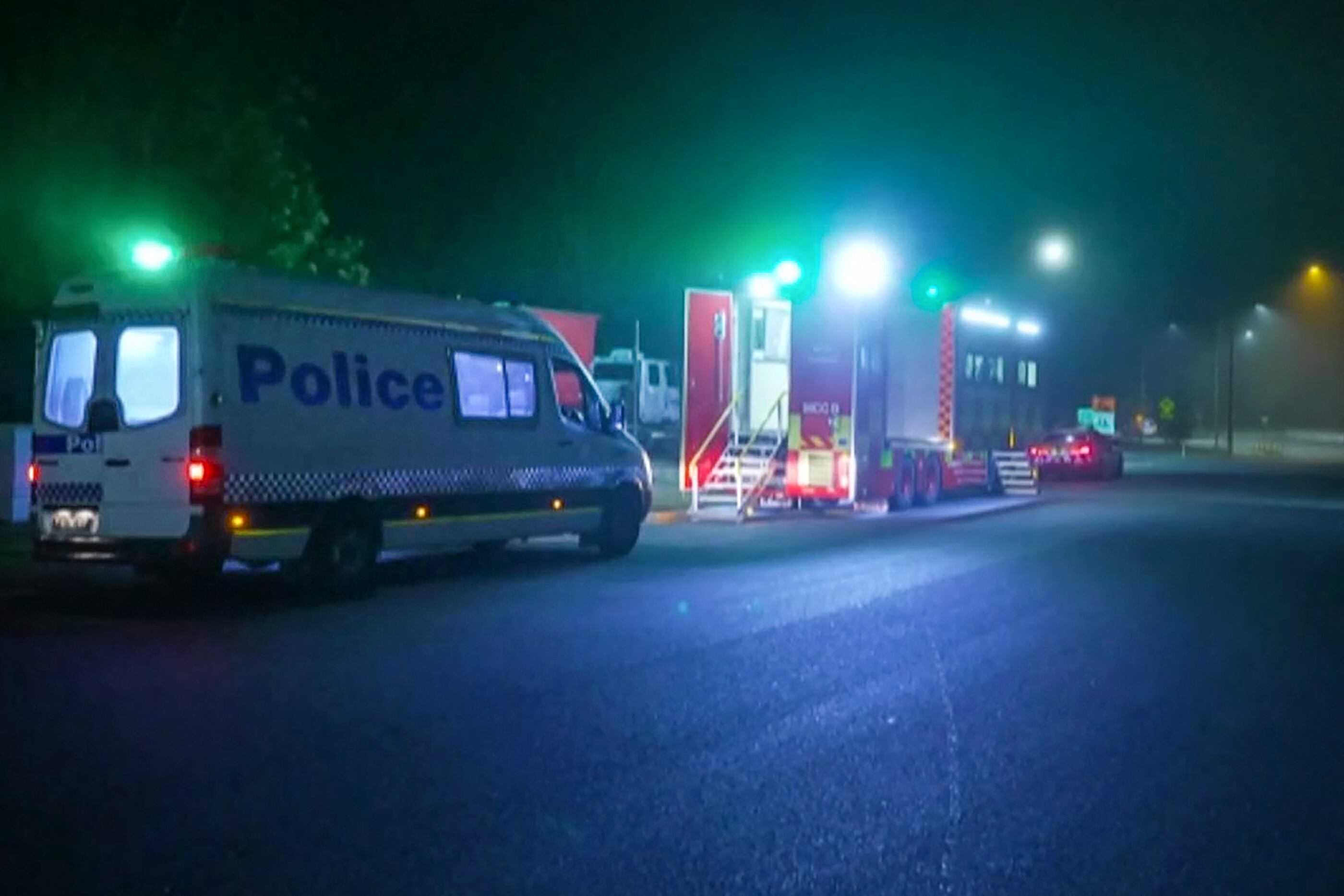 Esta captura de fotograma tomada de un video proporcionado por Australian Broadcast Corporation (ABC) el 12 de junio de 2023 a través de AFPTV muestra a la policía y los vehículos de emergencia en el lugar de un accidente de autobús, donde murieron 10 personas de una fiesta de bodas, en Cessnock, Australia. Región vinícola de Hunter al norte de Sydney. Un accidente de autobús de la fiesta de bodas mató a 10 personas en la región vinícola de Hunter en Australia, al norte de Sydney, dijo la policía el 12 de junio, anunciando el arresto del conductor de 58 años. (Foto de varias fuentes / AFP) / Australia OUT / RESTRINGIDO A USO EDITORIAL - CRÉDITO OBLIGATORIO "AFP PHOTO / ABC" - SIN MARKETING - SIN CAMPAÑAS PUBLICITARIAS - DISTRIBUIDO COMO SERVICIO A LOS CLIENTES