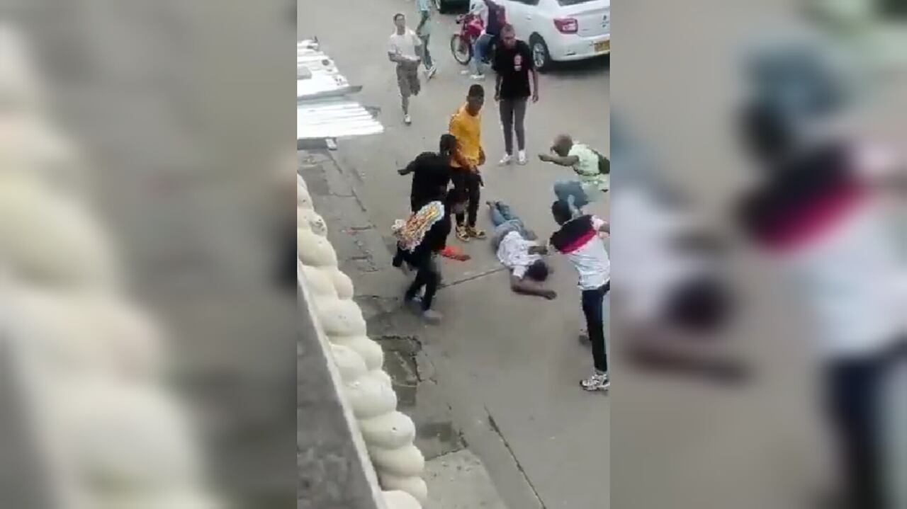 El impresionante asesinato de un joven en Candelaria, Valle: una turba lo atacó a disparos, golpes y cuchillo; todo quedó en video.
