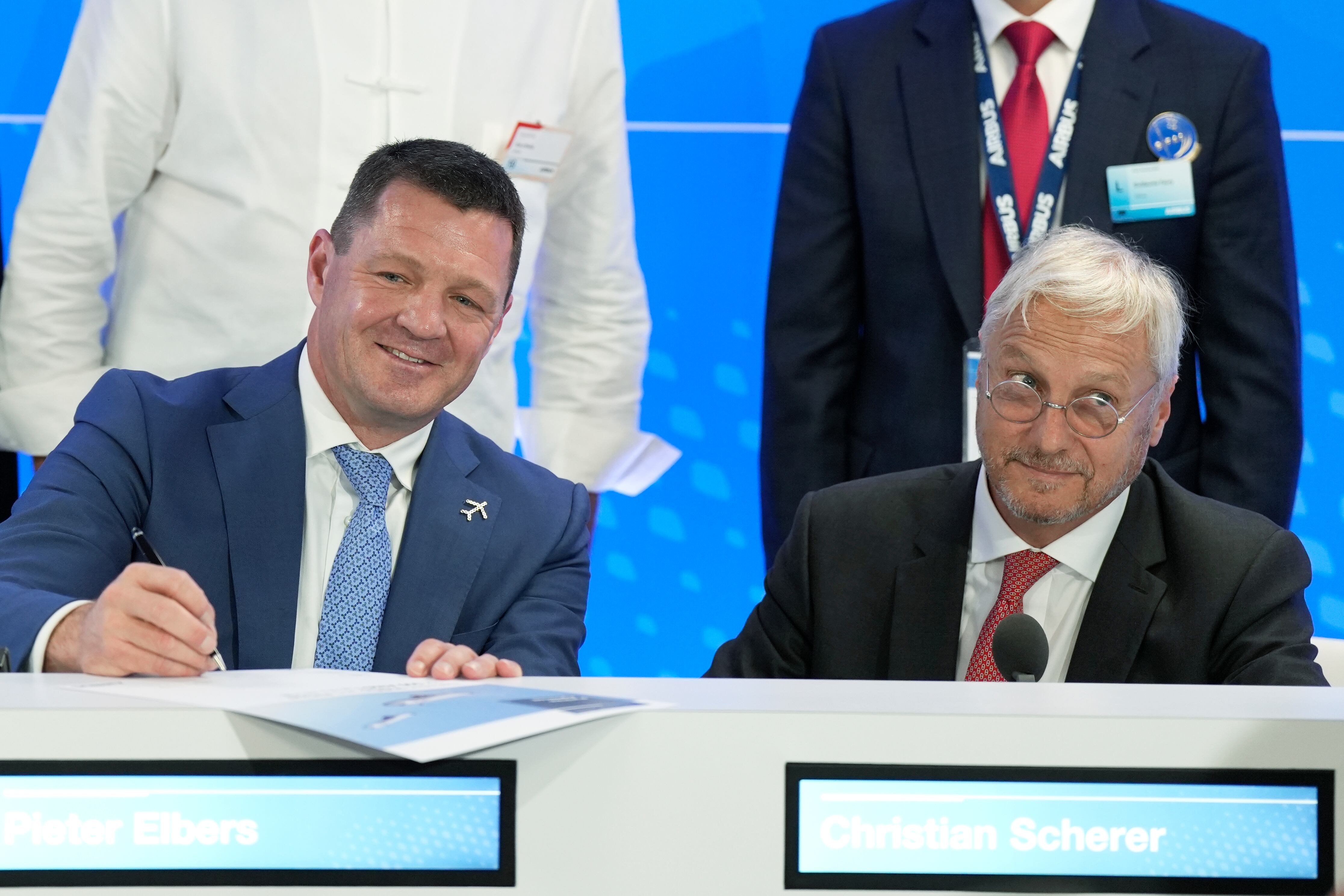 El director ejecutivo de IndiGo, Pieter Elbers, a la izquierda, y el director comercial y director internacional de Airbus, Christian Scherer, posan para una foto con documentos firmados durante una conferencia de prensa durante el Salón Aeronáutico de París en Le Bourget, al norte de París