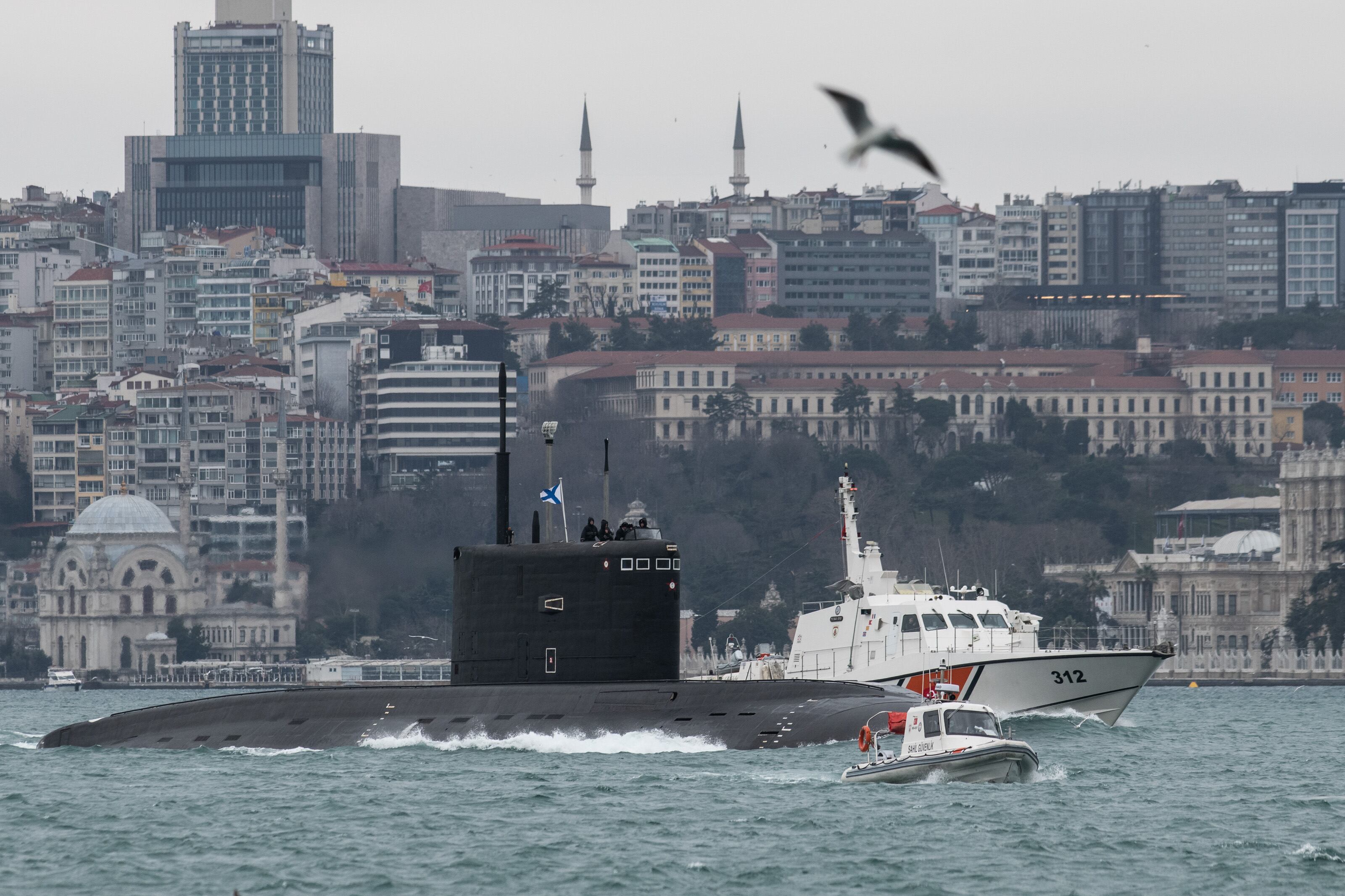 El submarino clase Kilo Rostov-na-Donu B-237 de la Armada rusa es escoltado por la Guardia Costera turca durante su tránsito por el estrecho del Bósforo rumbo al Mar Negro el 13 de febrero de 2022 en Estambul, Turquía.