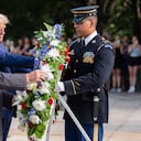Donald Trump en evento en el cementerio de Arlington junto a familiares de fallecidos en bombardeo en Afganistán.