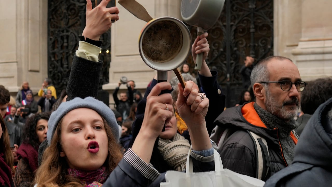 La gente golpea ollas y sartenes mientras el presidente francés, Emmanuel Macron, busca disipar las tensiones en un discurso televisado a la nación, el lunes 17 de abril de 2023 en París