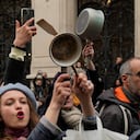 La gente golpea ollas y sartenes mientras el presidente francés, Emmanuel Macron, busca disipar las tensiones en un discurso televisado a la nación, el lunes 17 de abril de 2023 en París