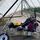 Migrantes cubanos aterrizaron en un parapente con motor.