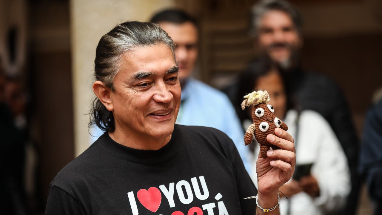 Candidato del pacto historico Gustavo Bolívar, ejerce su derecho al voto