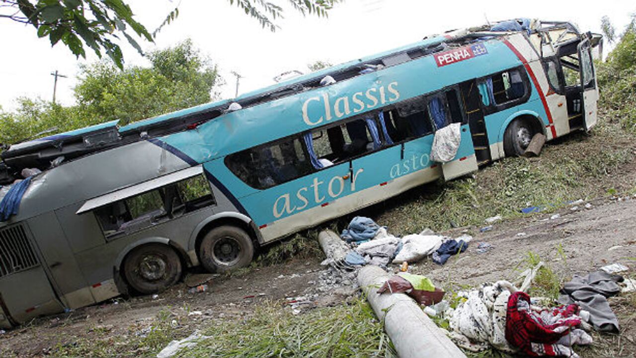 El accidente ocurrió a unos 50 kilómetros de Sao Paulo, cuando el vehículo, que transportaba a 52 personas, se volcó por razones desconocidas y cayó unos diez metros por un barranco.
