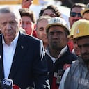 El presidente turco Erdogan visita la mina de carbón en el norte de Turquía.