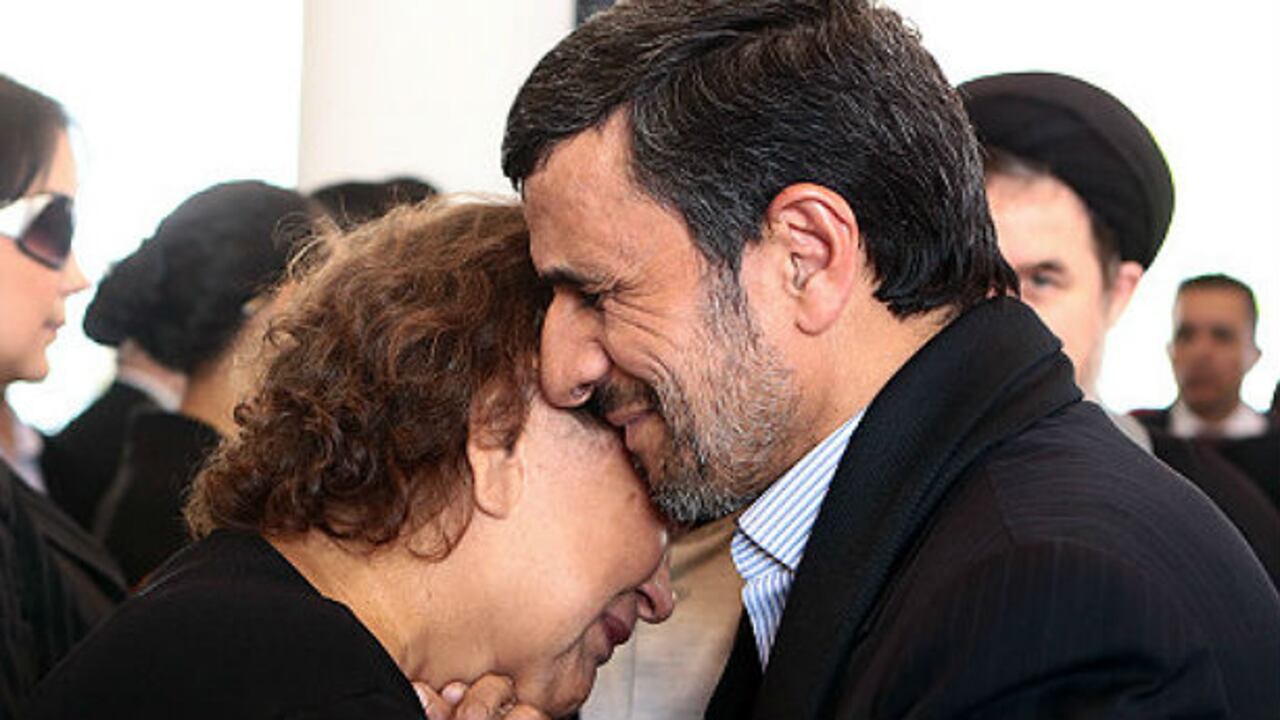 Críticos del presidente iraní reaccionaron a lo que ven como un comportamiento pecaminoso e impropio.