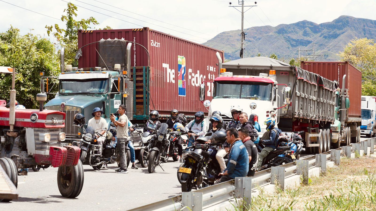 Productores de arroz incrementan los bloqueos en las vías de Meta, Sucre, Huila y Tolima.