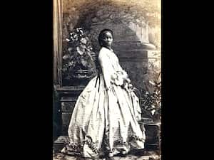 Sarah nació en 1843 en Nigeria como la princesa Aina y fue esclavizada por el rey de Dahomey, quien luego se la envió de regalo a la reina Victoria.