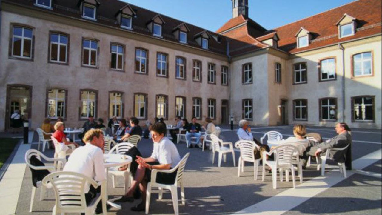 La Escuela Nacional de Administración fue fundada en 1945 para formar gente capaz de actuar en la política con base en el interés público.