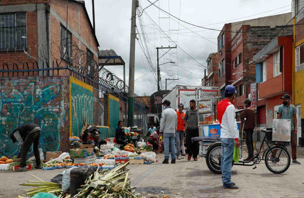 Corabastos y quienes adquieren sus productos en la central alimentaria deben cumplir estrictas medidas de sanidad ante el elevado número de casos de contagio. Sin embargo, las personas que venden su mercancía en las calles lo siguen haciendo sin los cuidados pertinentes. La calidad de los productos y los descuentos son la mejor arma para atraer a los clientes que buscan abastecerse. Foto: Guillermo Torres / SEMANA.