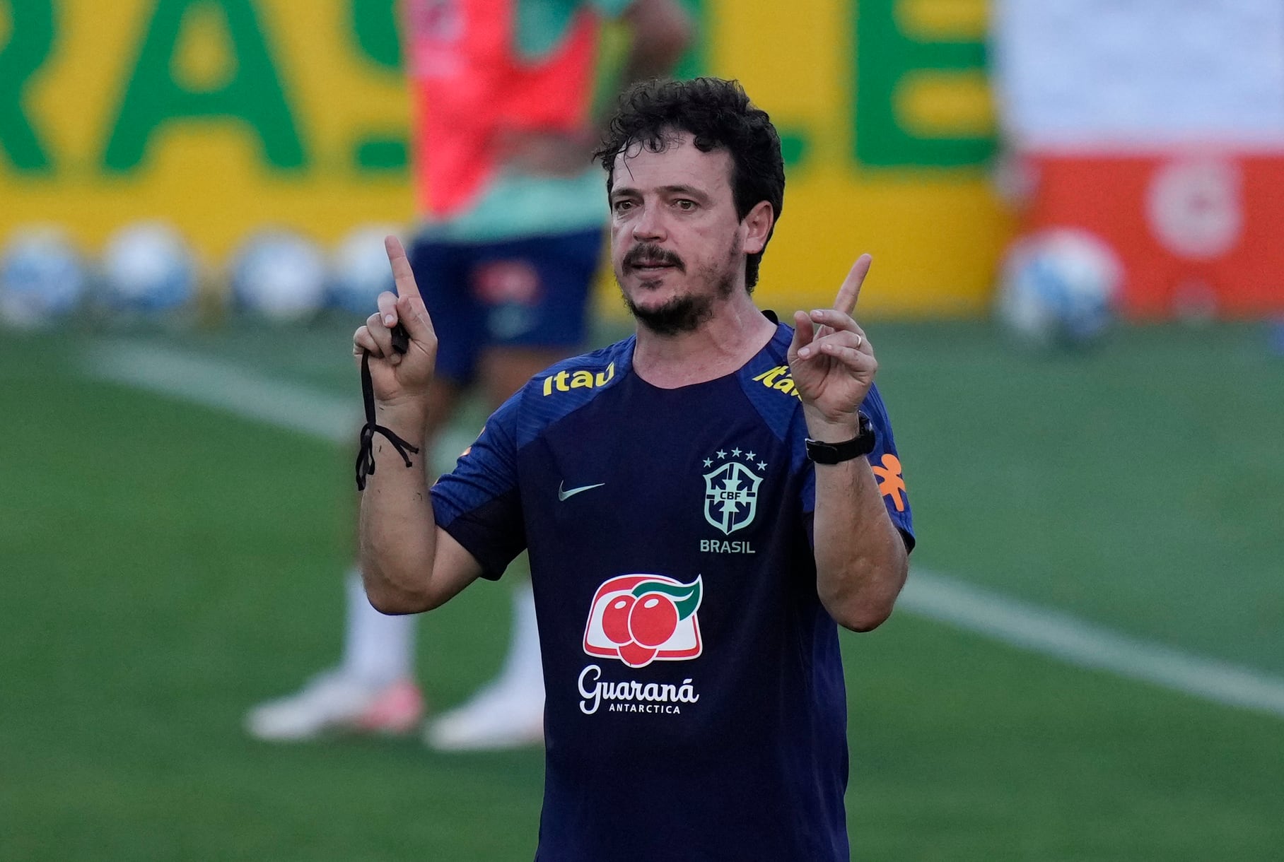 Brazil's coach Fernando Diniz gives instructions to his players during a training session of the national soccer team ahead of a 2026 World Cup qualifier soccer match against Colombia, in Teresopolis, Brazil, Tuesday, Nov. 14, 2023. (AP Photo/Silvia Izquierdo)