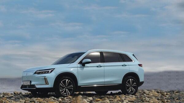 La firma Polytron presentó dos modelos con los que incursiona en el mercado de carros eléctricos. Ya fabricaba motos desde 2022.