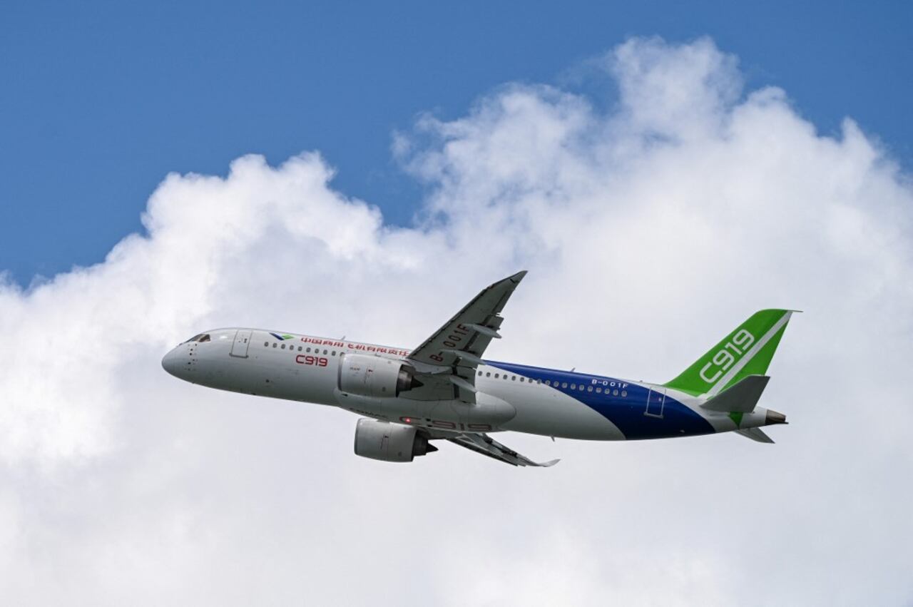 El avión Comac C919 de China pasa volando durante el Salón Aeronáutico de Singapur en Singapur el 20 de febrero de 2024. (Foto de Roslan RAHMAN / AFP)