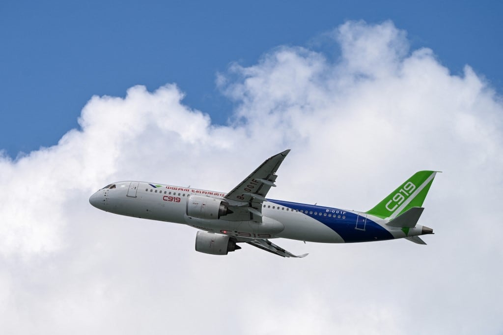El avión Comac C919 de China pasa volando durante el Salón Aeronáutico de Singapur en Singapur el 20 de febrero de 2024. (Foto de Roslan RAHMAN / AFP)
