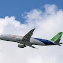 El avión Comac C919 de China pasa volando durante el Salón Aeronáutico de Singapur en Singapur el 20 de febrero de 2024. (Foto de Roslan RAHMAN / AFP)