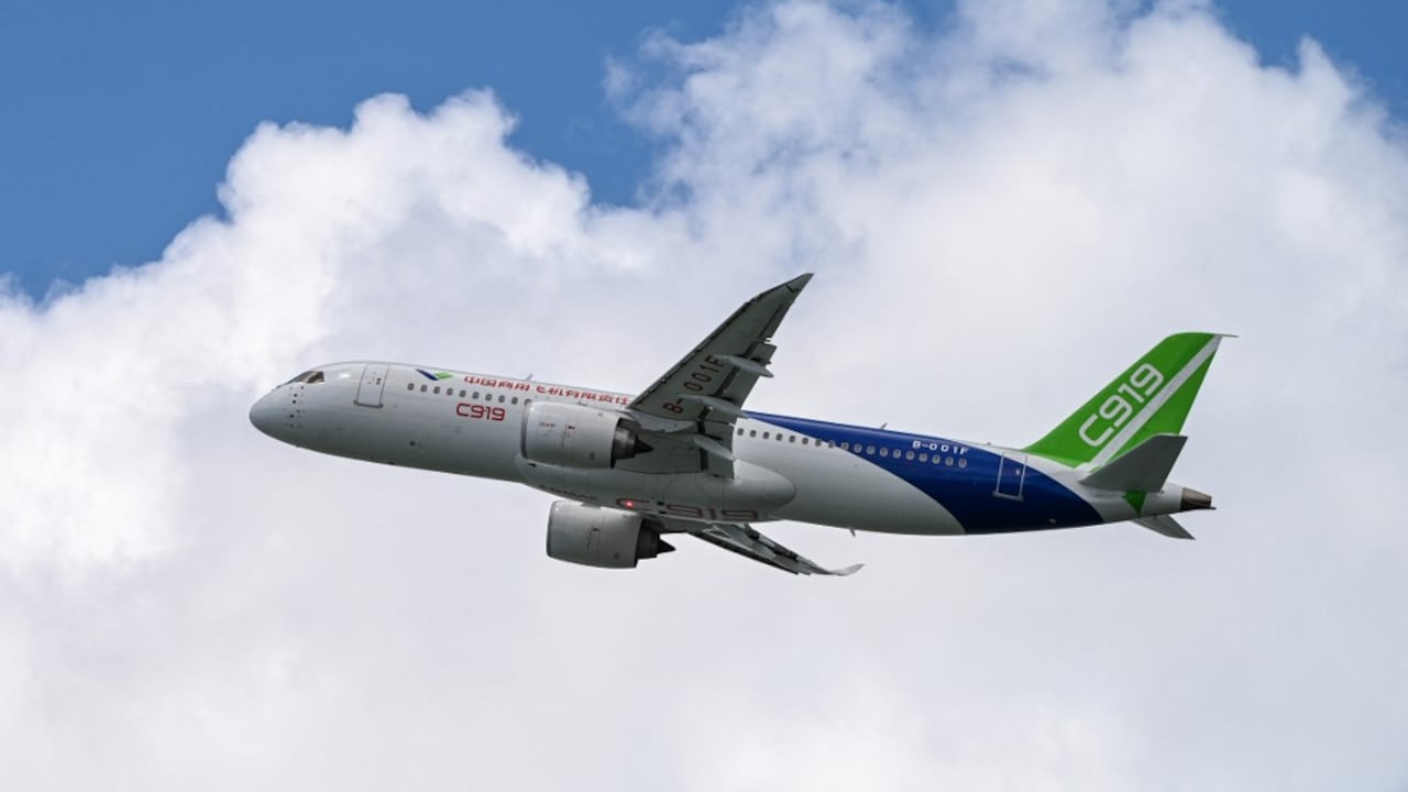 El avión Comac C919 de China pasa volando durante el Salón Aeronáutico de Singapur en Singapur el 20 de febrero de 2024. (Foto de Roslan RAHMAN / AFP)