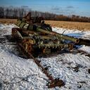 Un tanque ruso destruido se encuentra en un campo de trigo cubierto de nieve en la región de Kharkiv. La foto fue tomada el 22 de febrero de 2023, en medio de la invasión militar de Rusia en Ucrania que hoy cumple un año de haber iniciado.