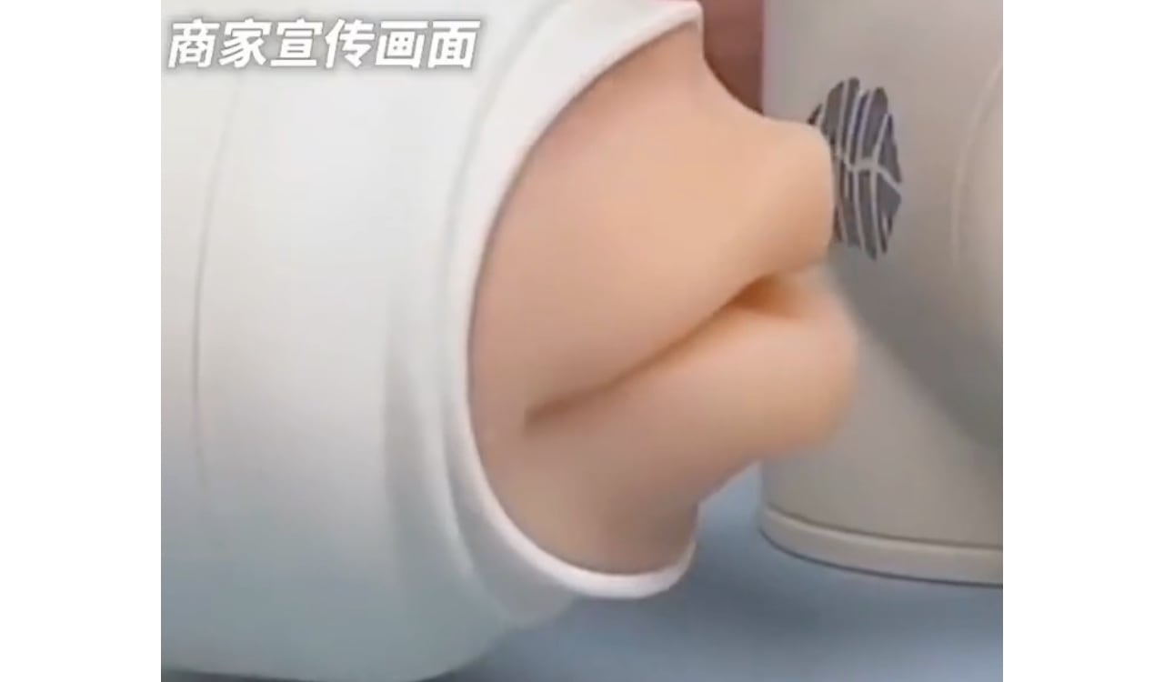 Los labios artificiales son de latex y copian por medio de una aplicación, el beso que puede ser recibido a miles de kilómetros de distancia