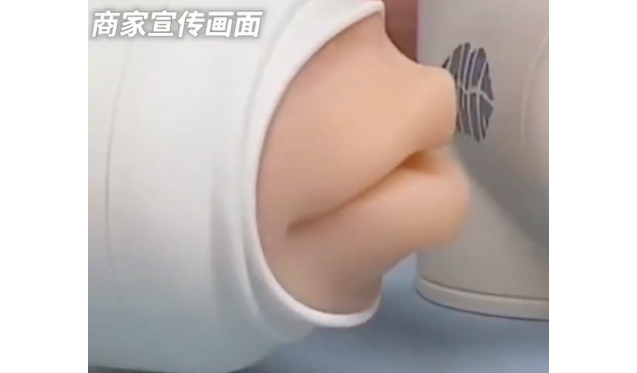 Los labios artificiales son de latex y copian por medio de una aplicación, el beso que puede ser recibido a miles de kilómetros de distancia